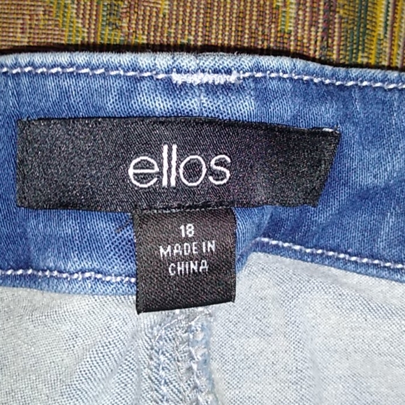 🆕 Zippered Jean Shorts 🆕 - Picture 3 of 5